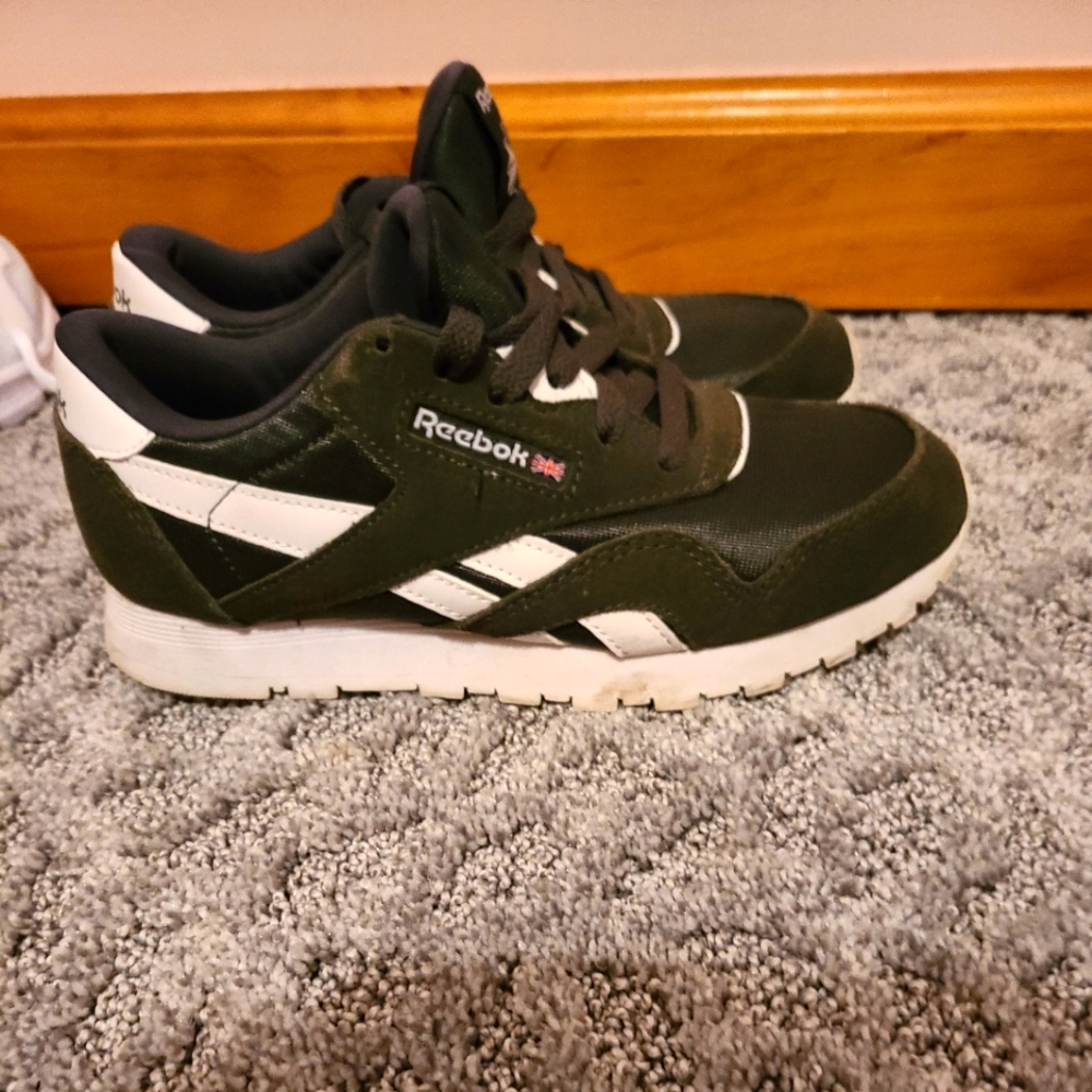 REEBOX Sneakers Olive Green Size 1 1/2